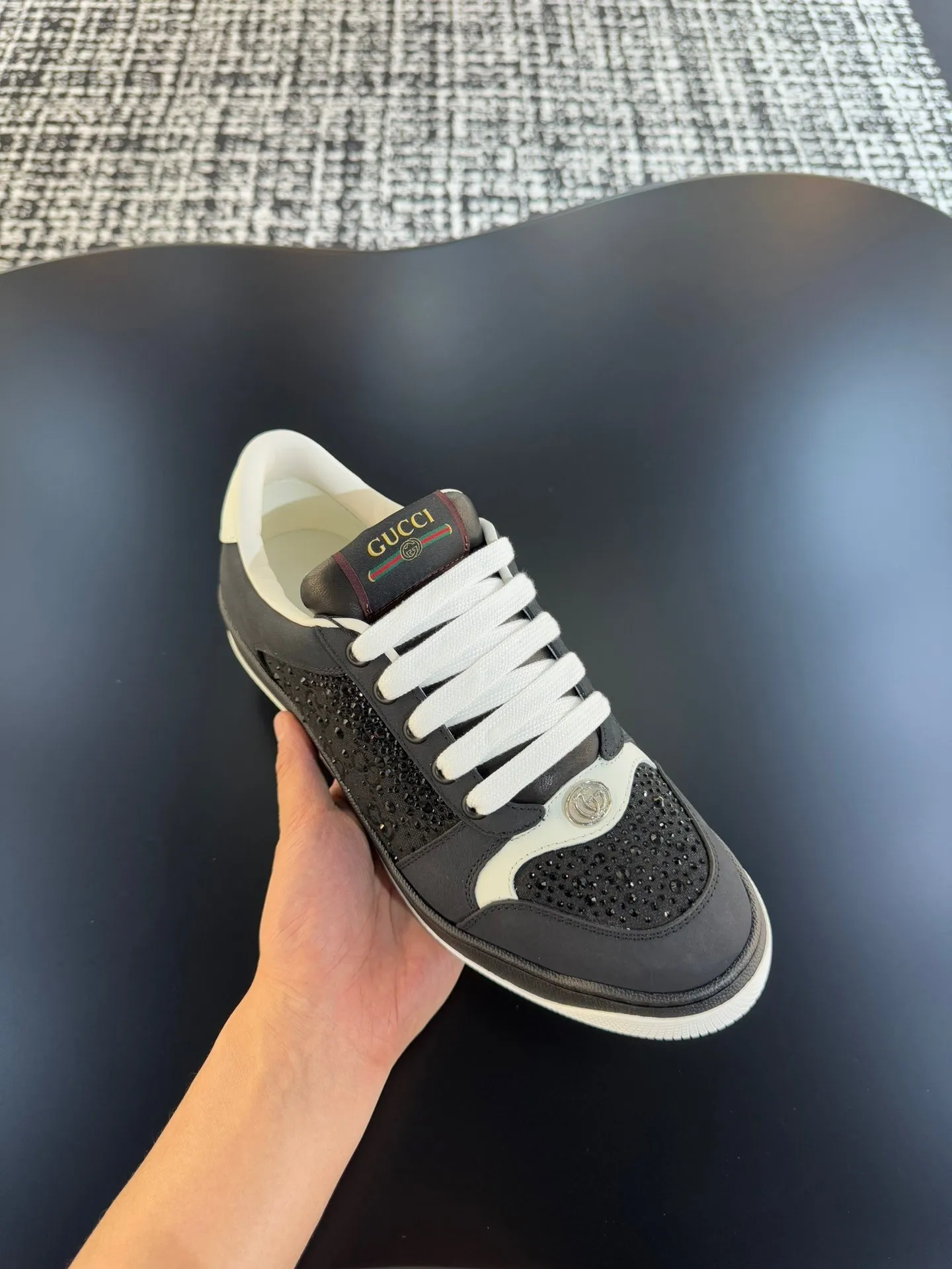 P640 Ceiling Level🔥🔥GUC**🔥🔥Screener Series Couple Decorated Web Sneakers This single product is from the Gucci Lido series, and its design is inspired by the summer style and beach clubs of the Italian coast. The Screener series of sneakers are inspired by classic sneakers from the 1970s, and the name is taken from the defensive moves in sports. This 2024 early autumn series of shoes is crafted from black rubber (a technical and malleable opaque material), with striped webbing on both sides and a Gucci printed embossed logo on the heel. Male 39-44 (customized at 38.45)